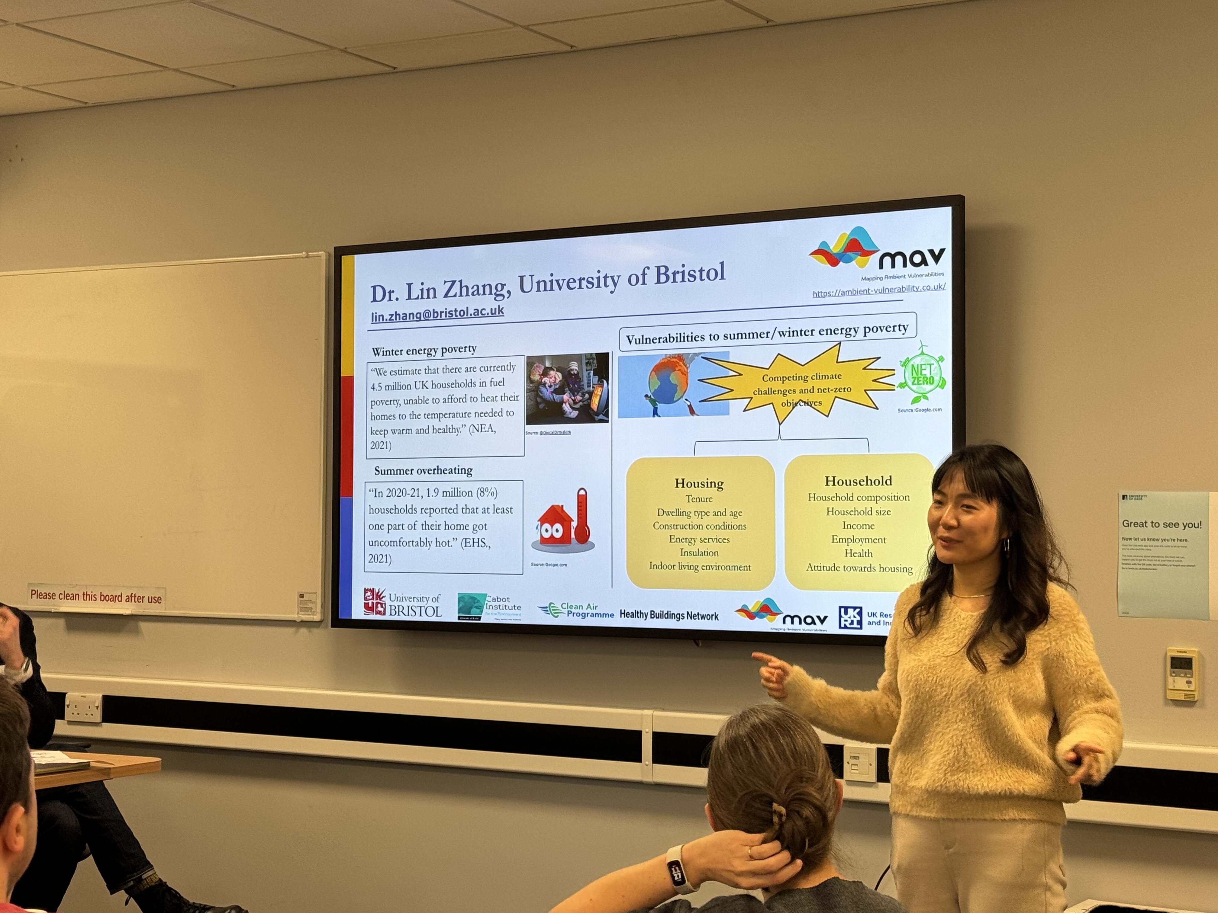 Dr Lin Zhang presenting on winter energy poverty and summer overheating vulnerabilities