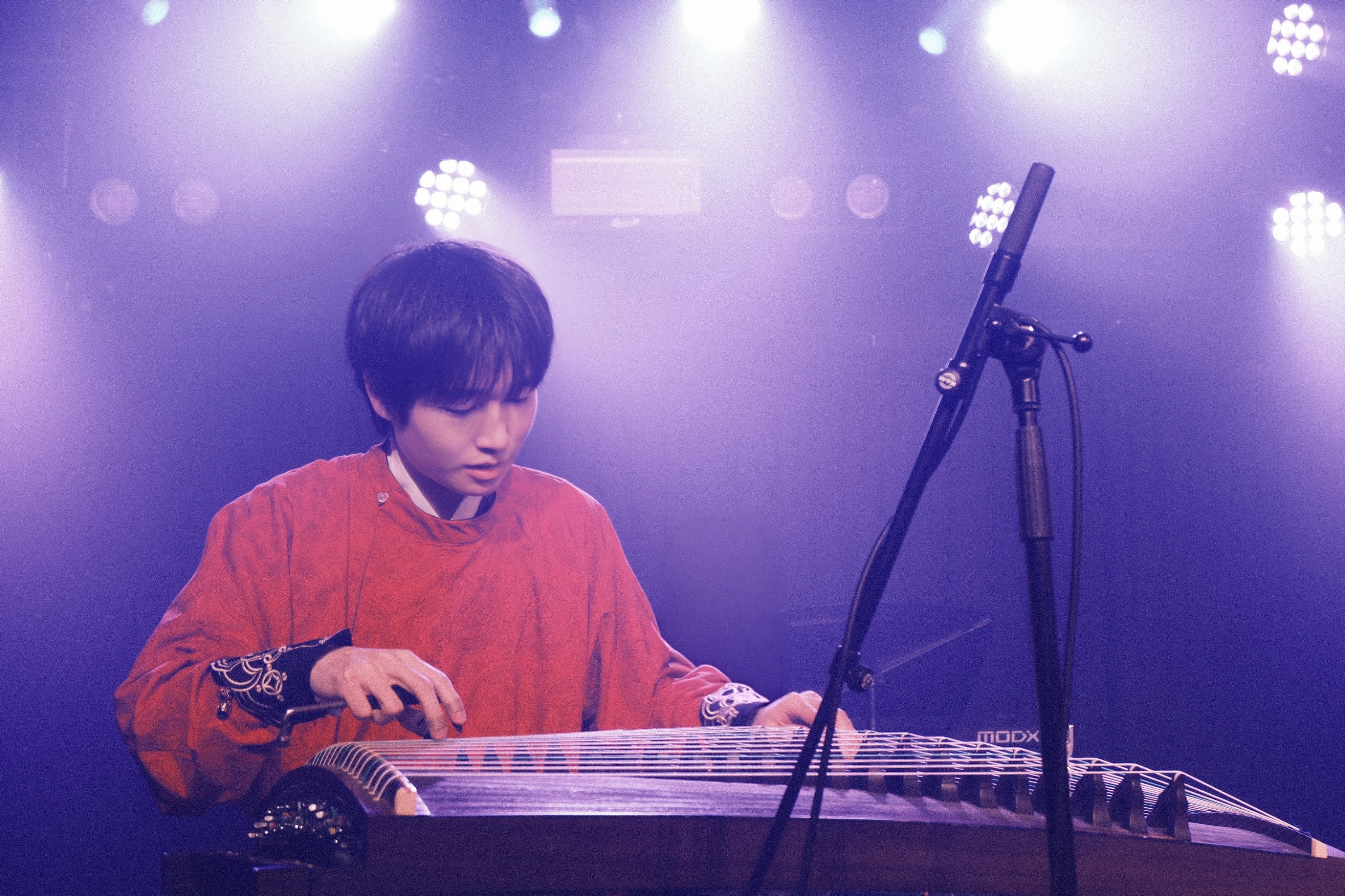 Lijun performing on guzheng